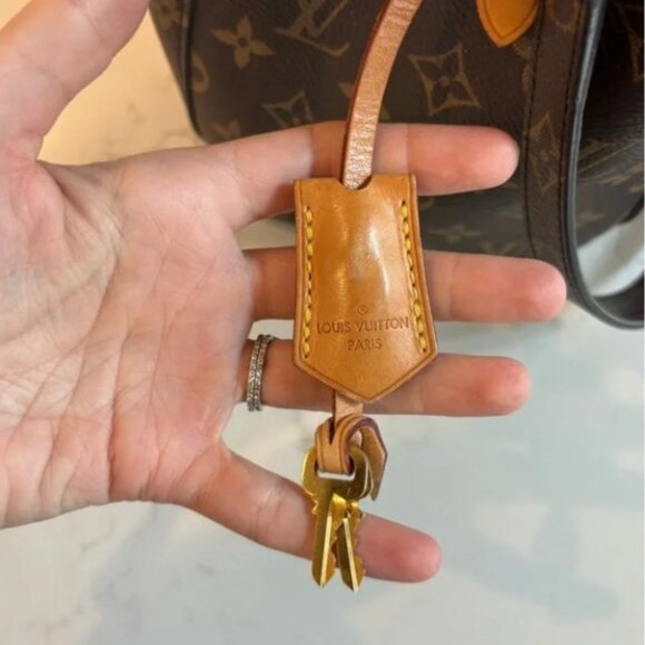 EUC AUTHENTIC Louis Vuitton Montaigne MM Monogram Handbag - Picture 8 of 14